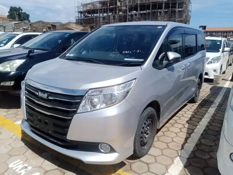 Toyota Noah   - 2016