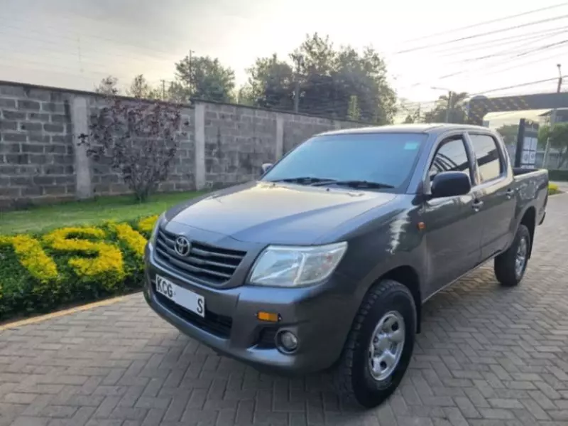 Toyota Hilux   - 2015