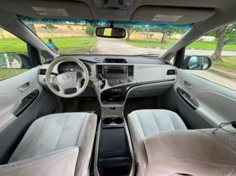 TOYOTA Sienna - 2011