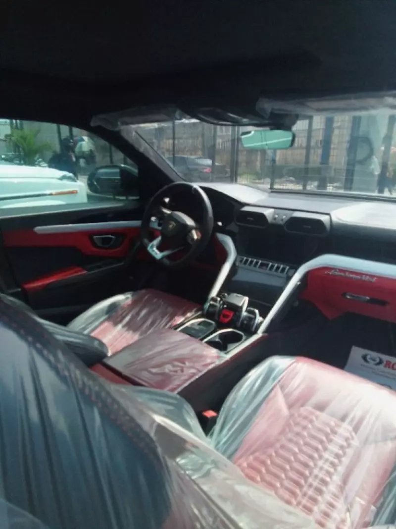 Lamborghini Urus   - 2019