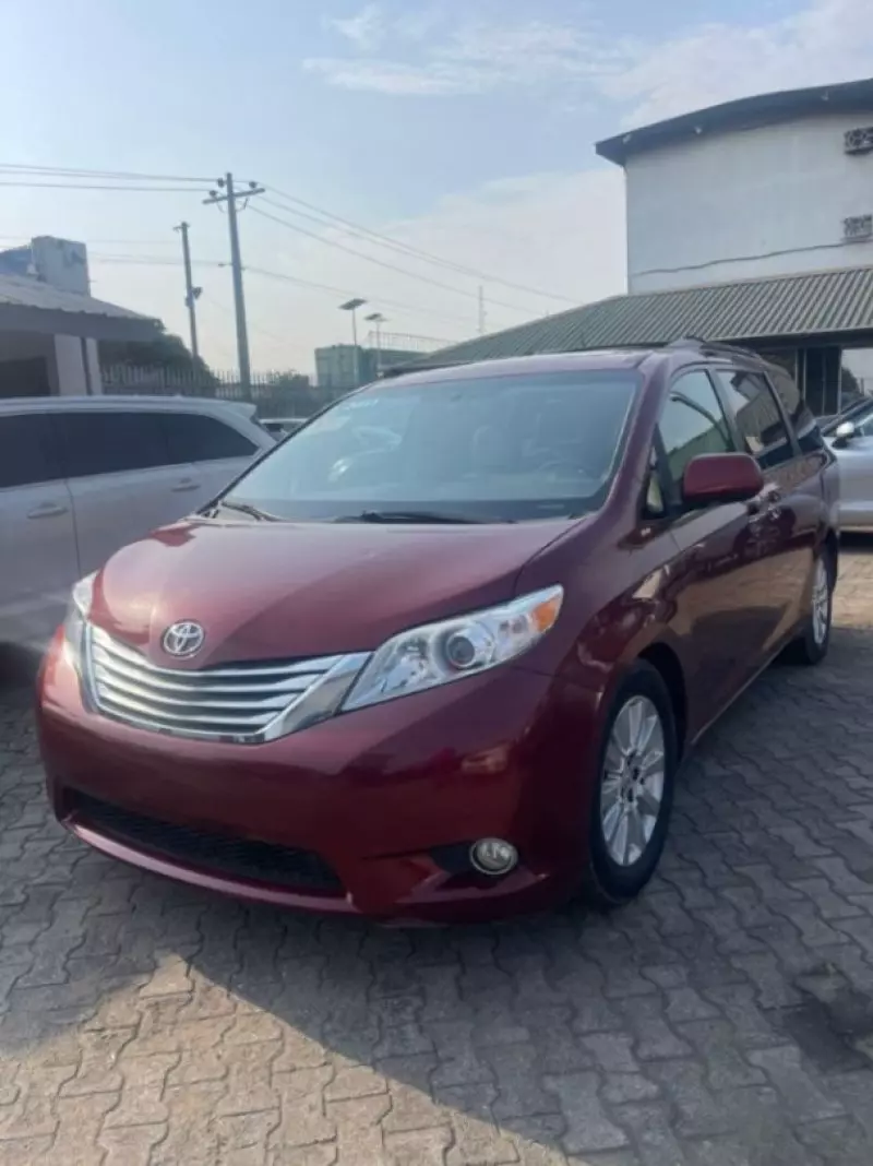 Toyota Sienna   - 2011