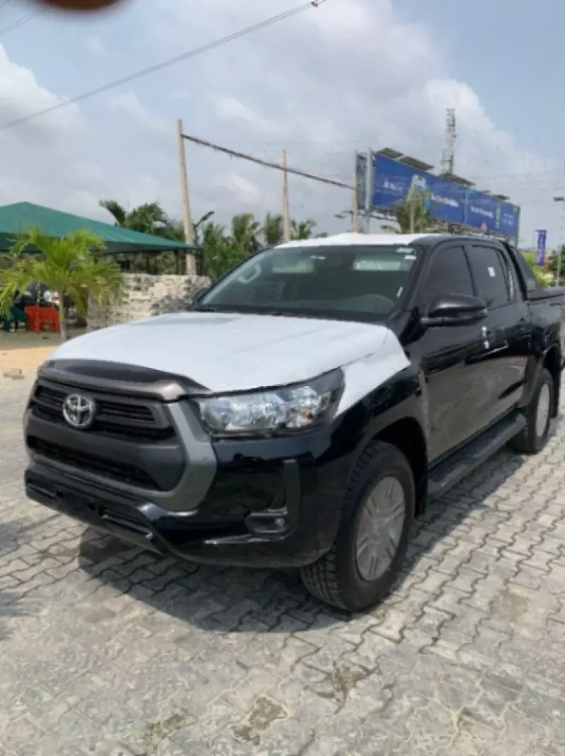 Toyota Hilux   - 2025