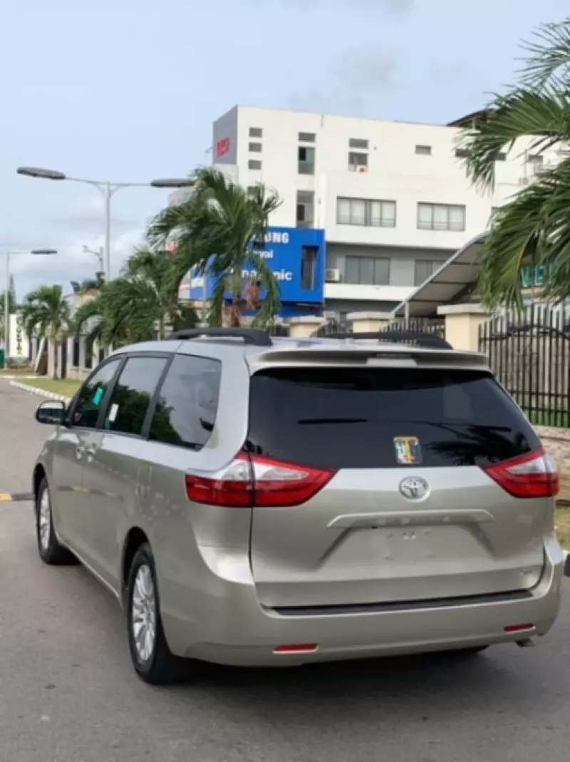 Toyota Sienna   - 2023