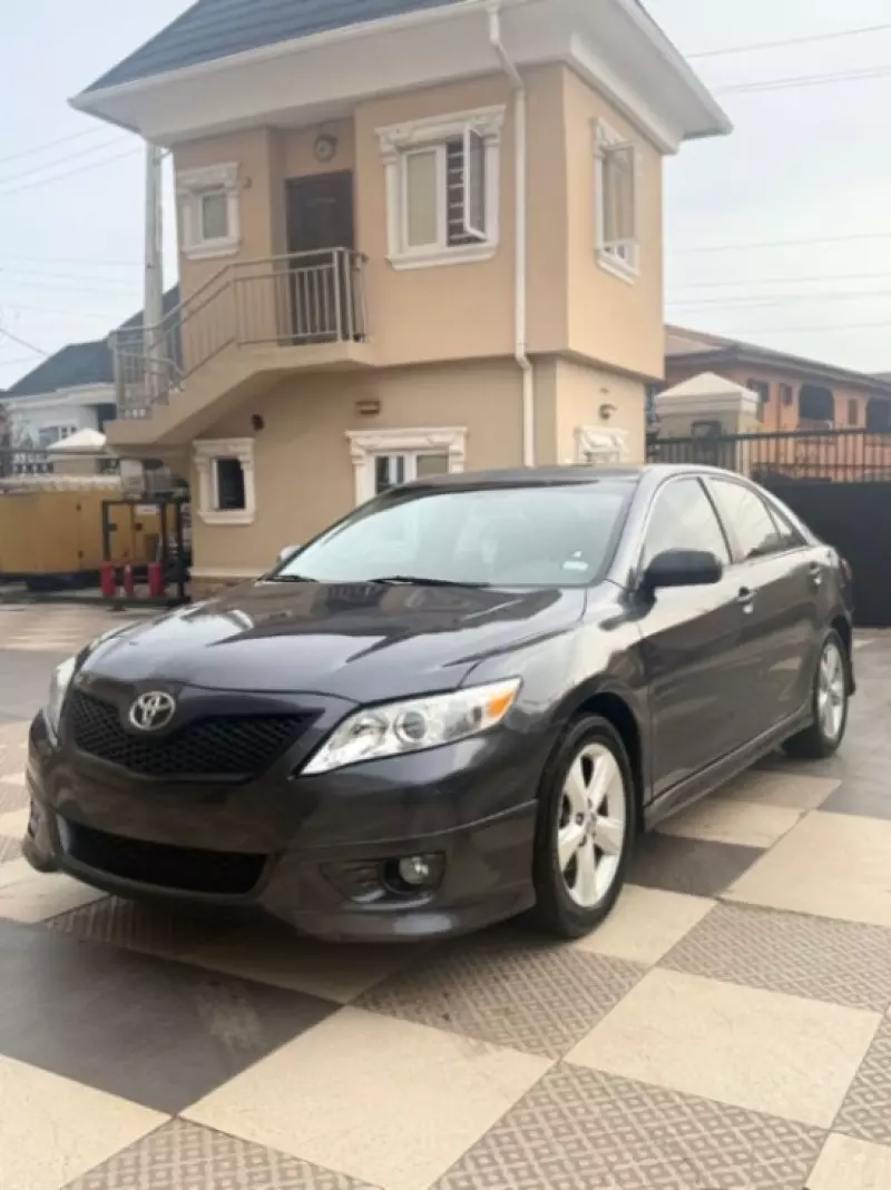 Toyota Camry   - 2011