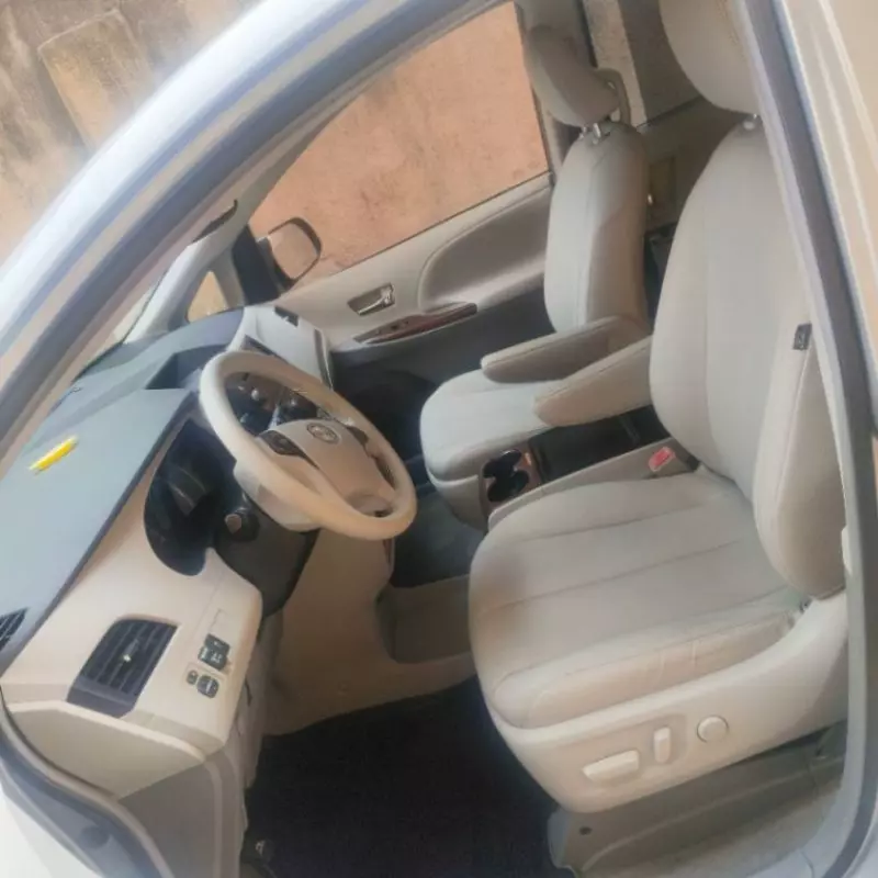 TOYOTA Sienna - 2012