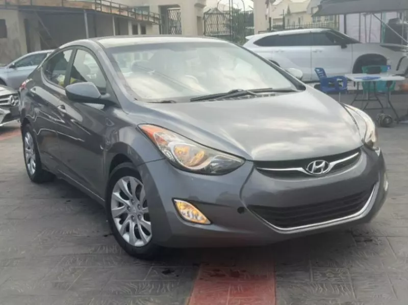 Hyundai Elantra   - 2012