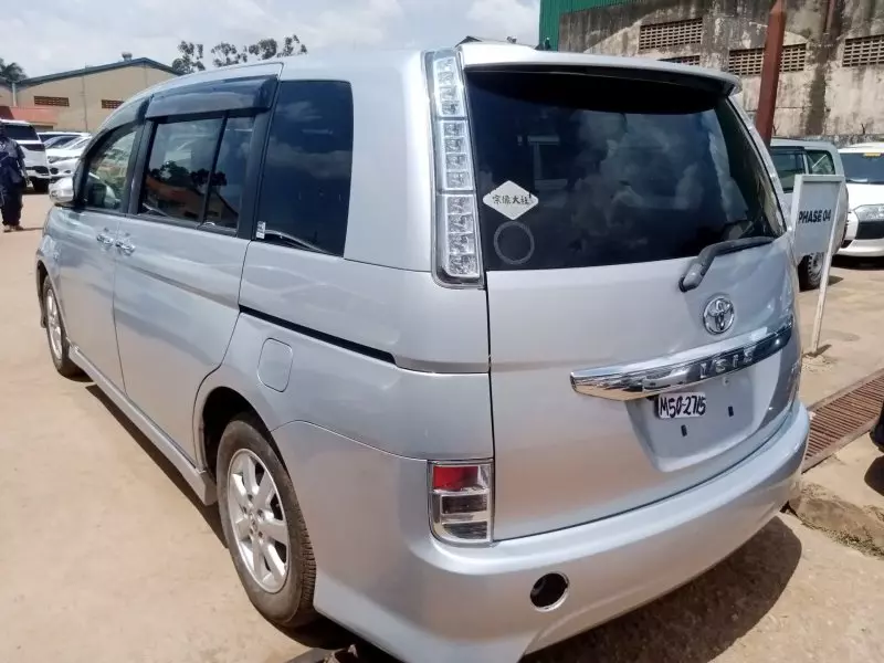 Toyota Isis    - 2013