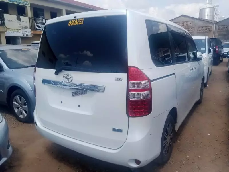 Toyota Noah   - 2013
