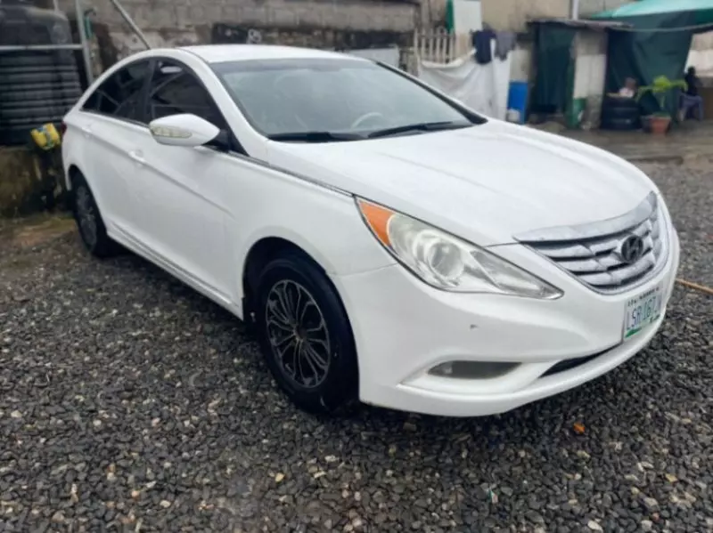 Hyundai Sonata   - 2010