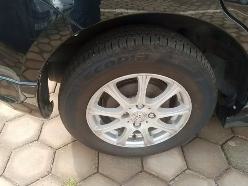 Toyota Sienta   - 2012