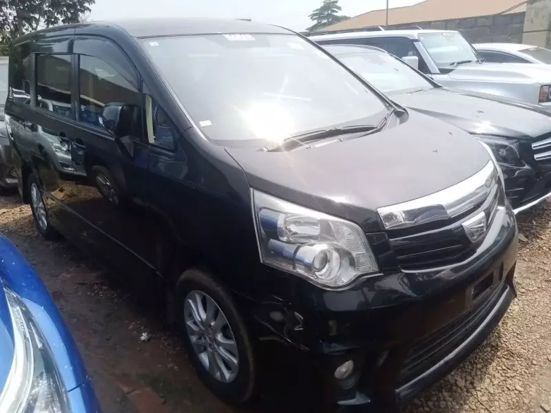 Toyota Noah   - 2012