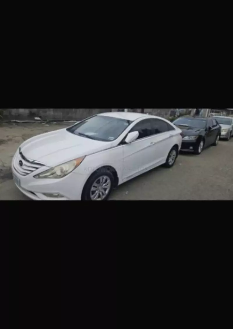 Hyundai Elantra   - 2013