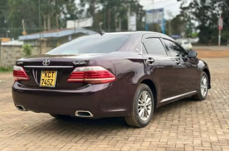Toyota Crown   - 2012