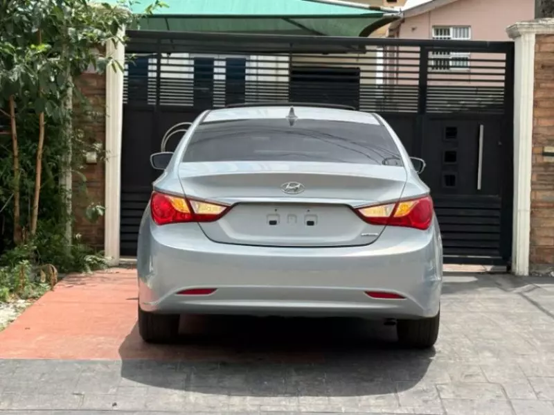 Hyundai Sonata   - 2011