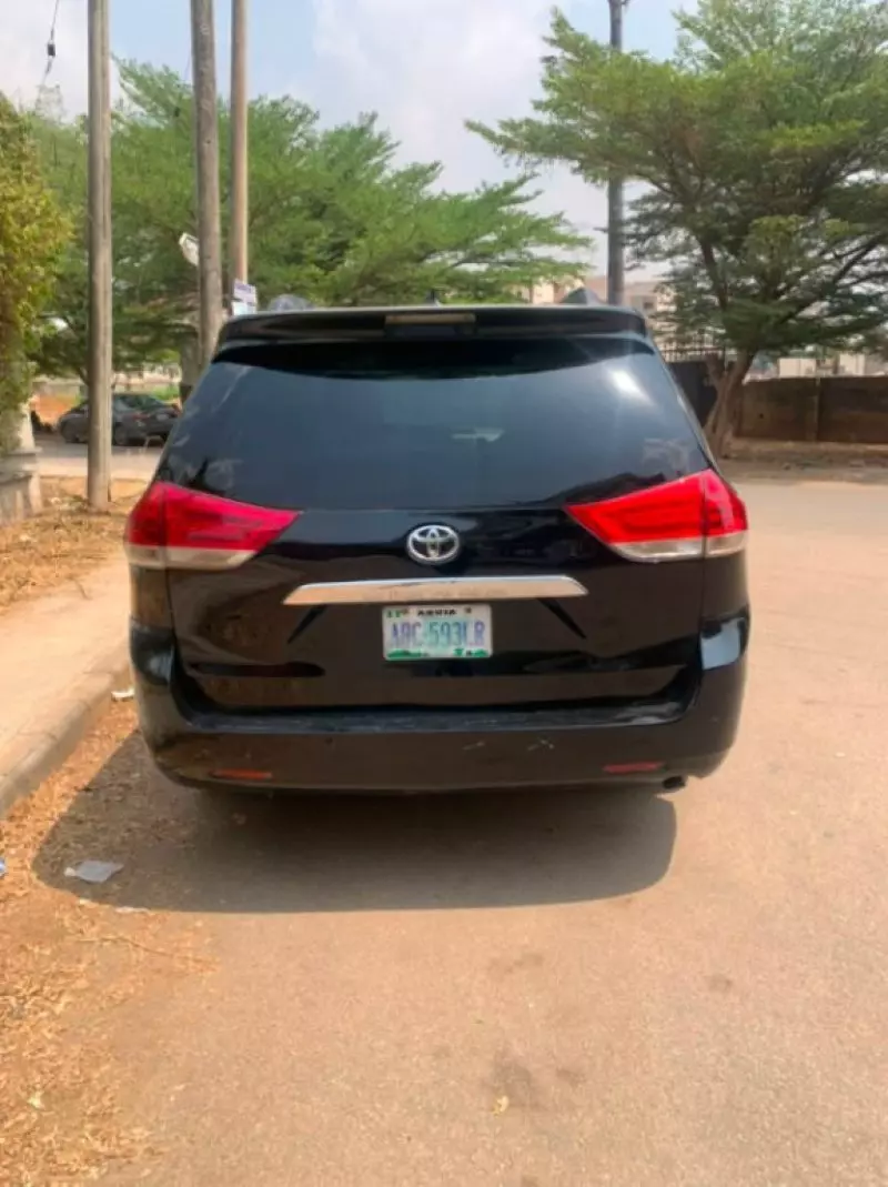 TOYOTA Sienna   - 2011