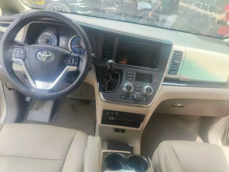 TOYOTA Sienna   - 2015