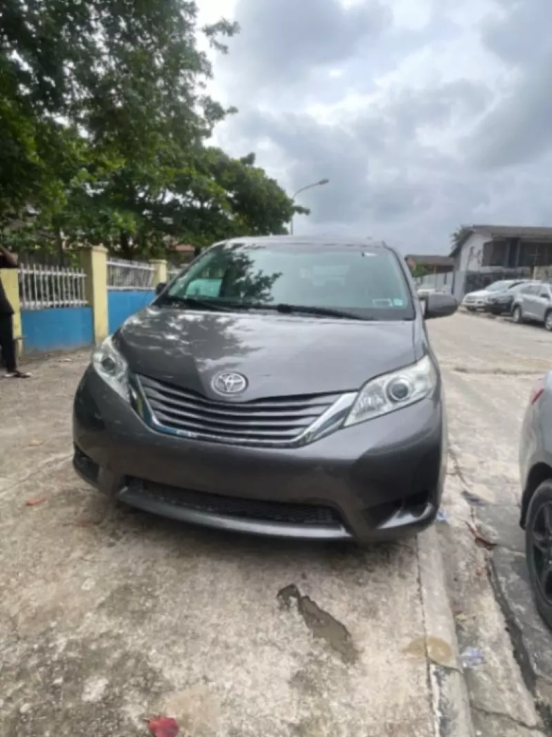 TOYOTA Sienna   - 2011