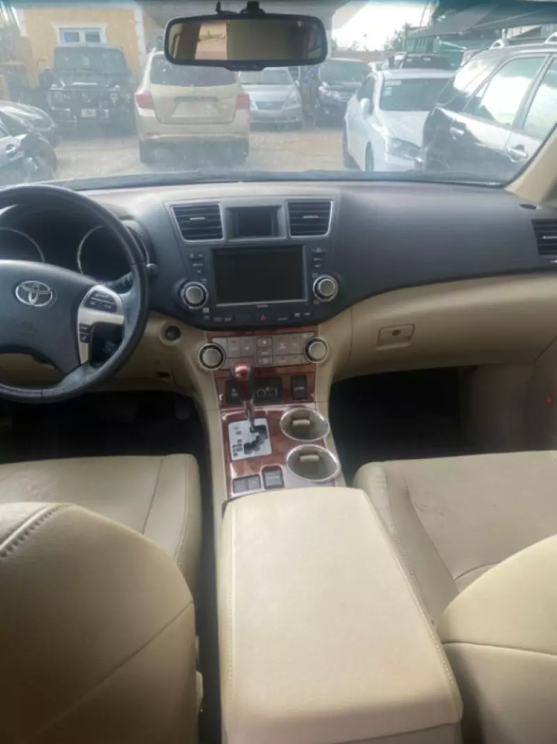 Toyota Highlander   - 2012