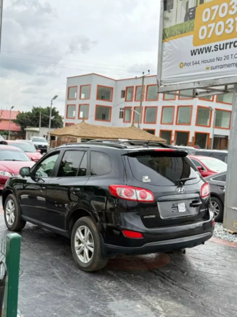 Hyundai Santa Fe   - 2011