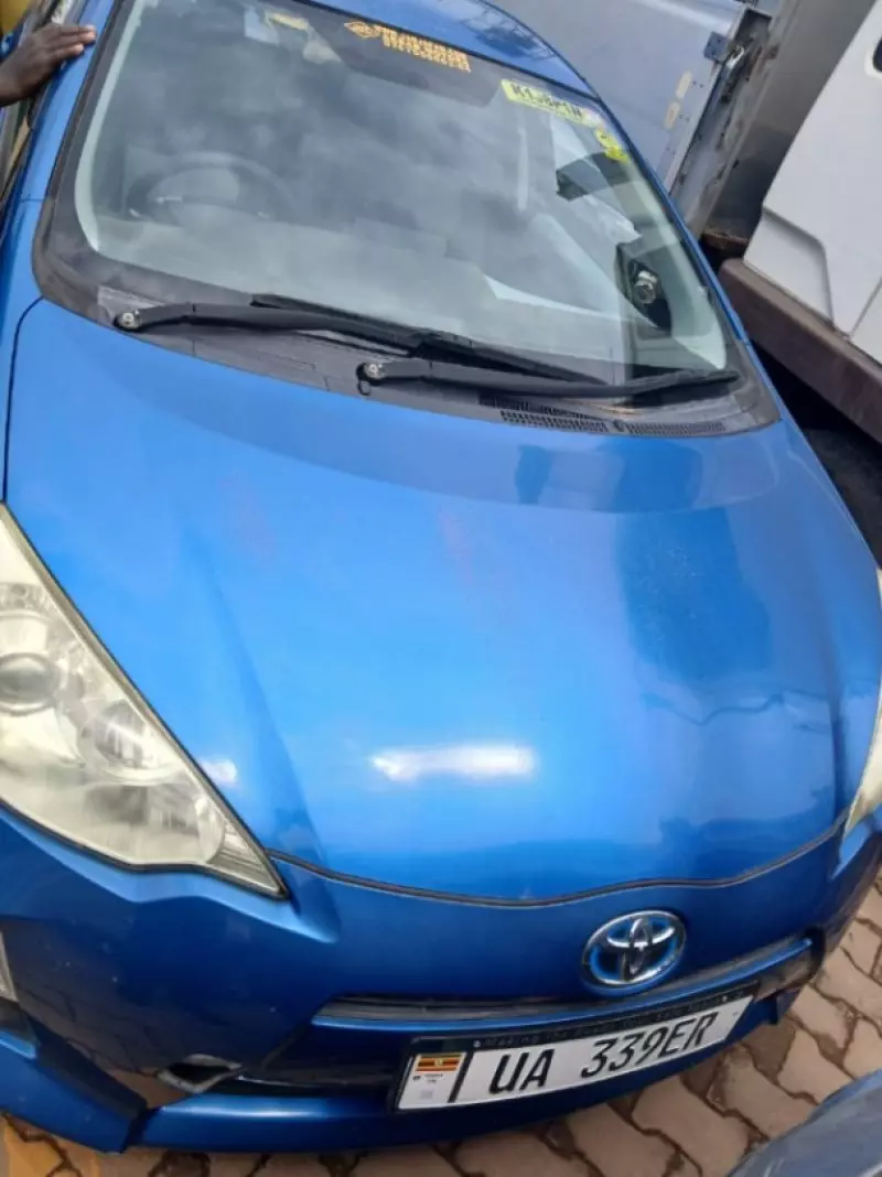 TOYOTA Aqua Hybrid   - 2012