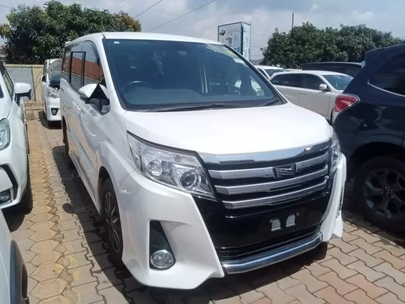Toyota Noah - 2016