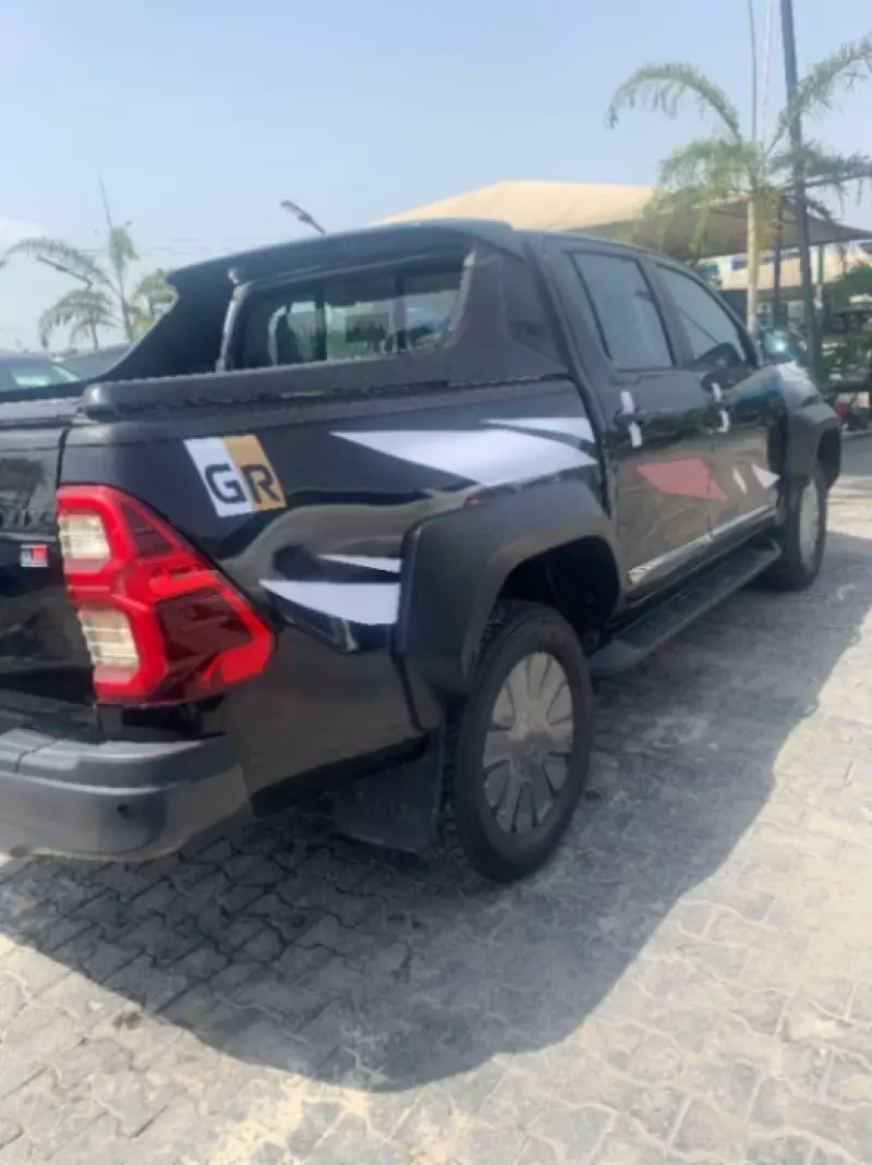 Toyota Hilux    - 2022