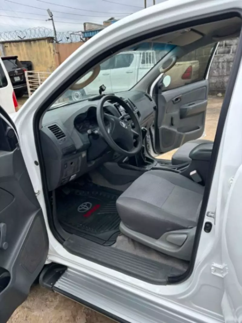 TOYOTA Hilux   - 2012