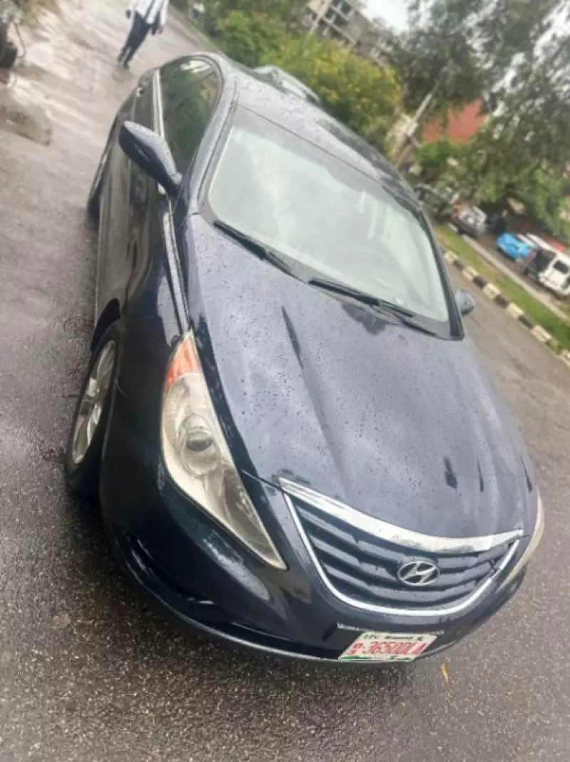 Hyundai Sonata   - 2011