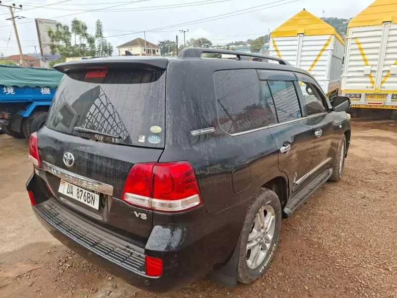Toyota Land Cruiser V8   - 2011