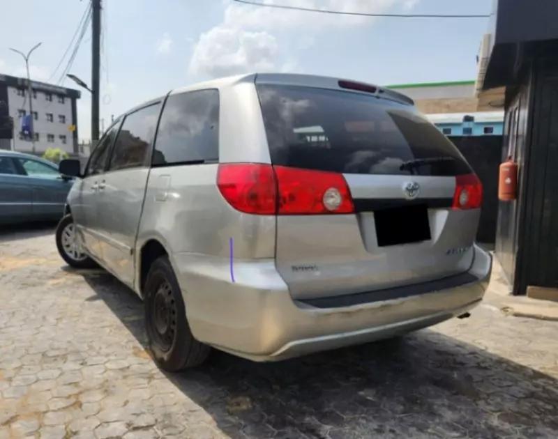 Toyota Sienna   - 2010