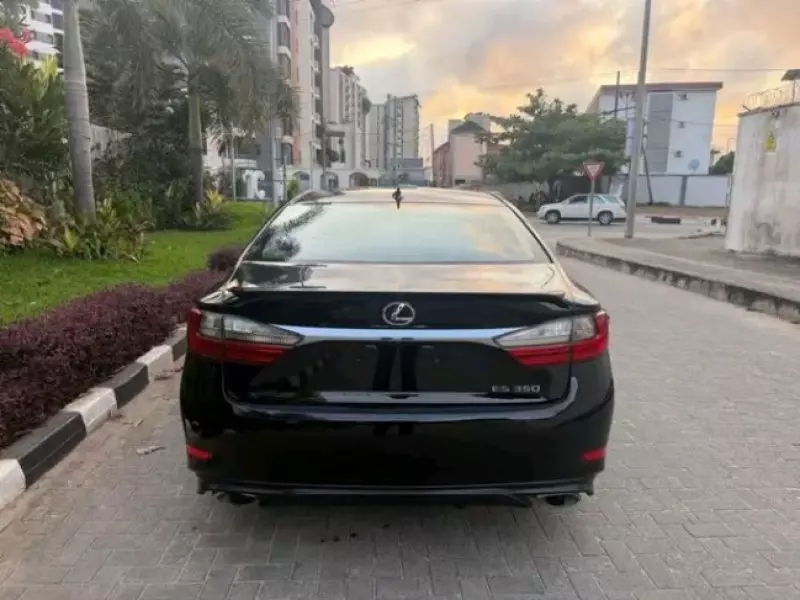 Lexus ES   - 2017