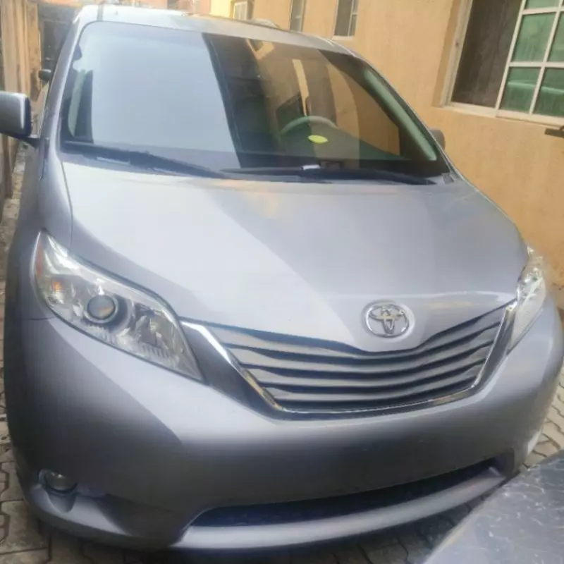 TOYOTA Sienna - 2012