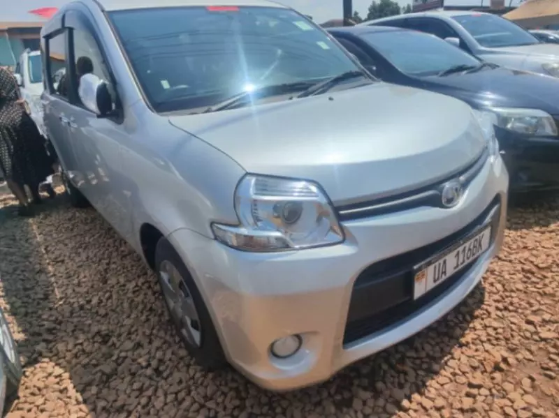 Toyota Sienta   - 2012