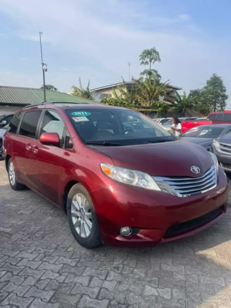 Toyota Sienna   - 2011