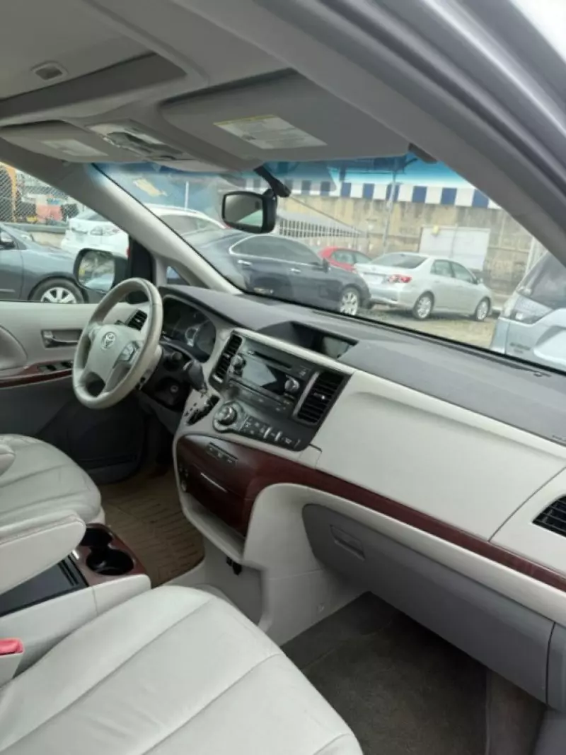 Toyota Sienna   - 2013