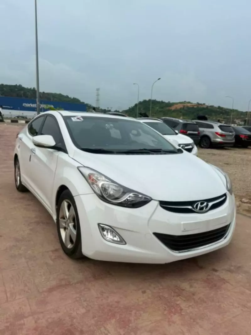 Hyundai Elantra   - 2012