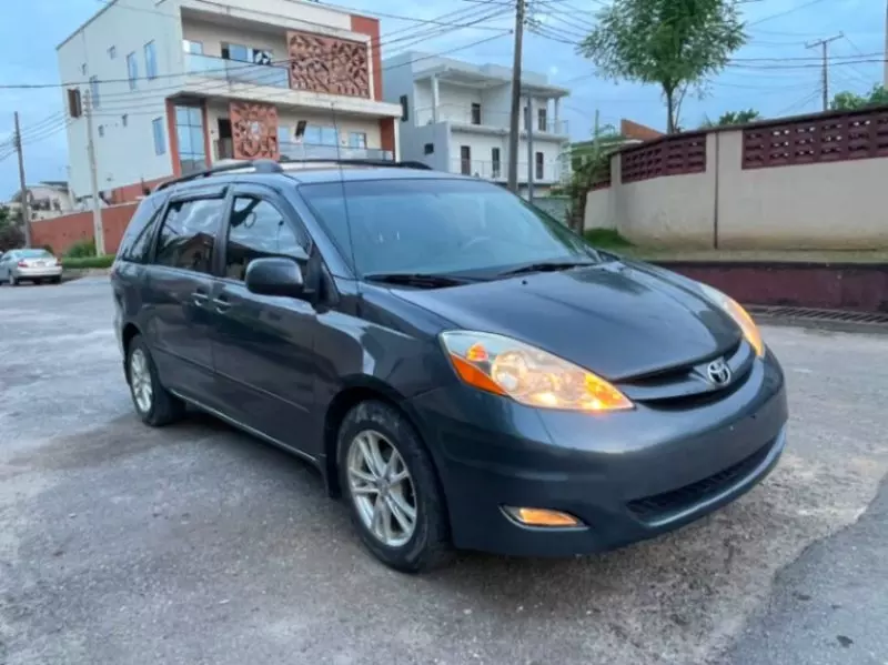 TOYOTA Sienna - 2010
