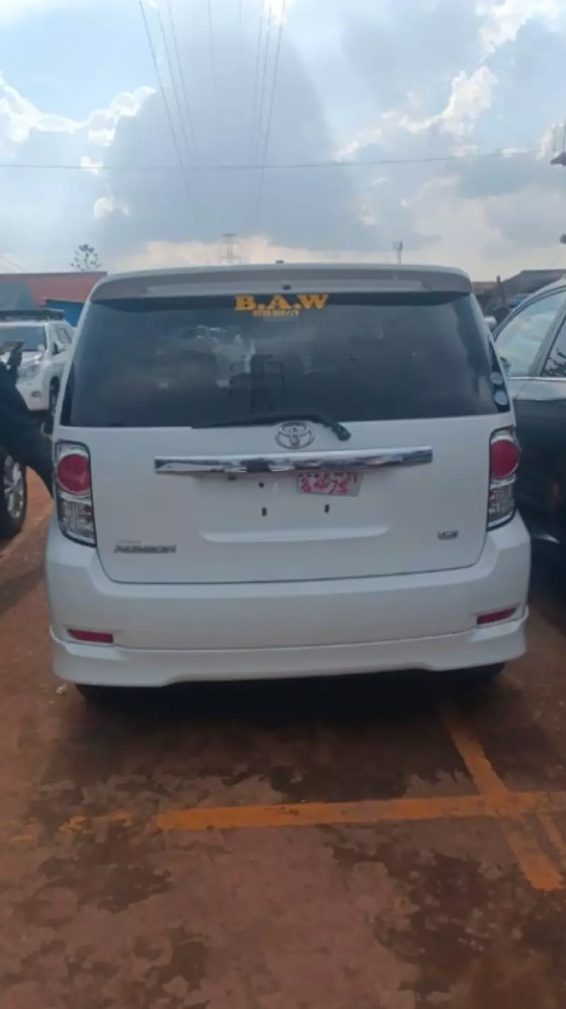 Toyota Rumion   - 2012