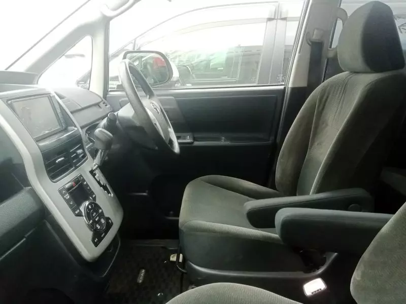 Toyota Noah   - 2010