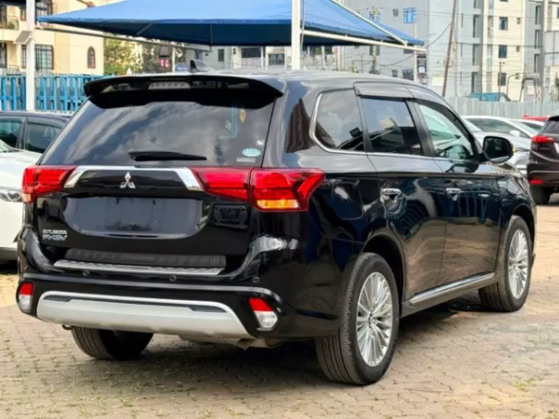 Mitsubishi Plug-in Hybrid Outlander   - 2019