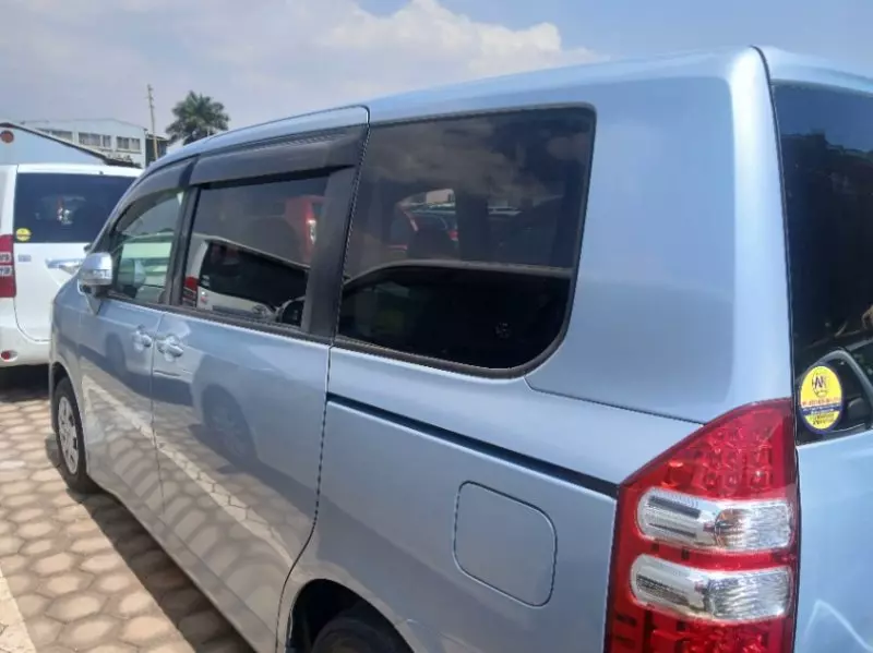 Toyota Noah   - 2012