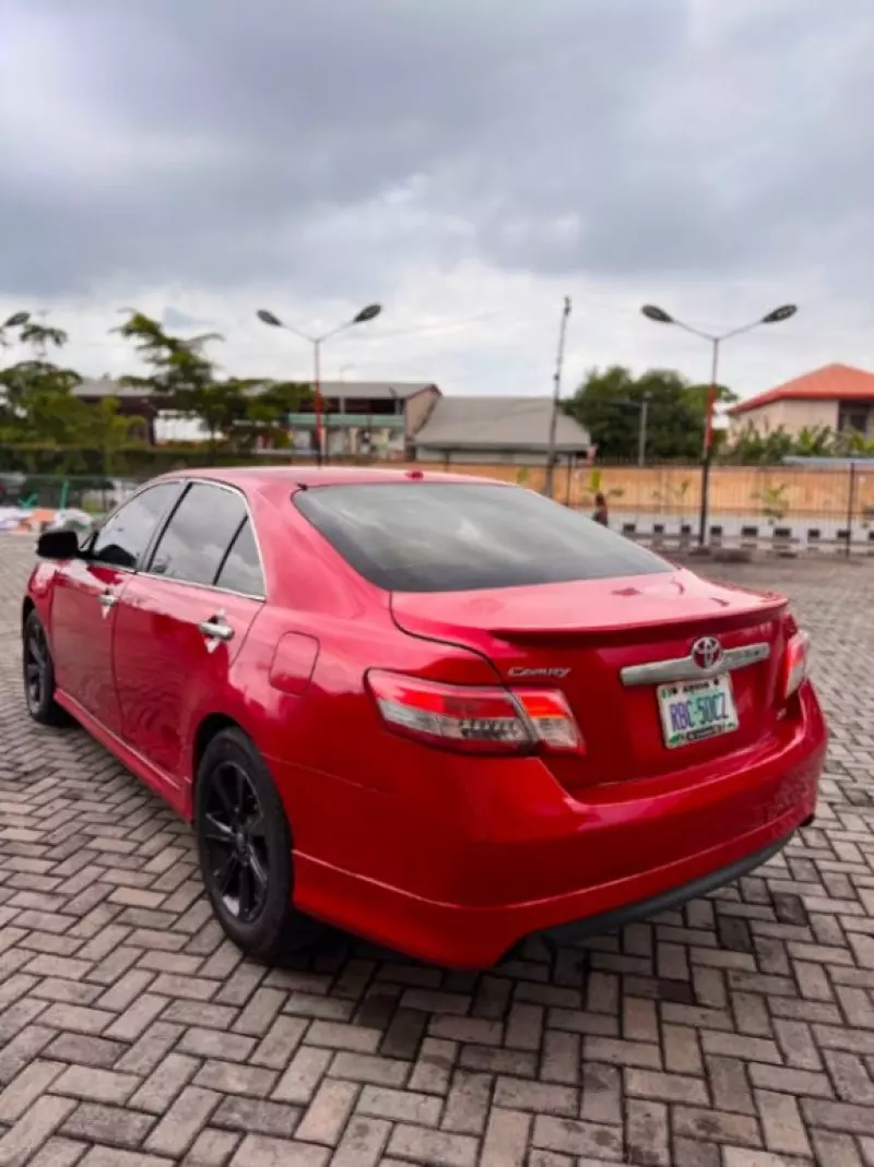 TOYOTA Camry - 2010