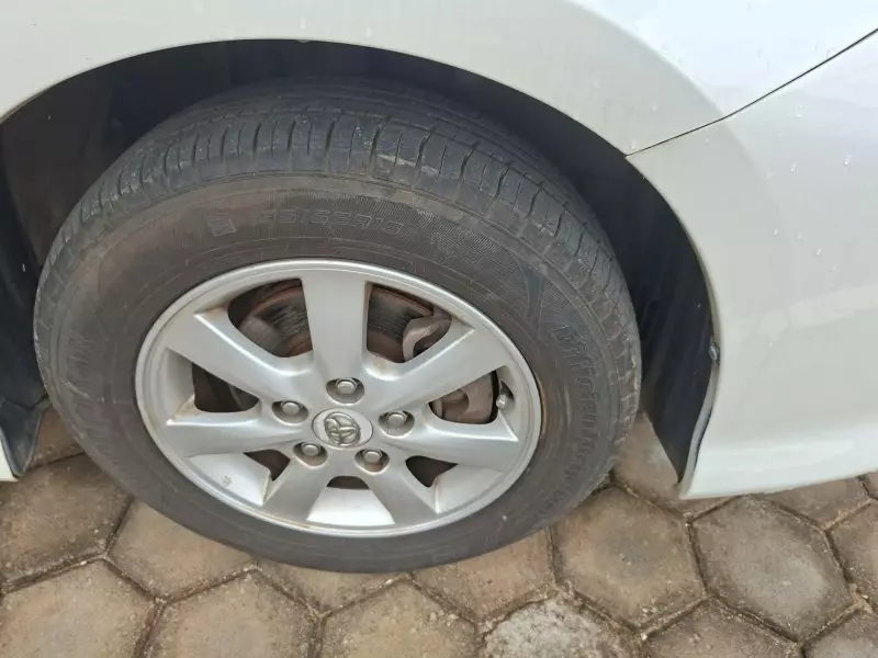 Toyota Isis    - 2012