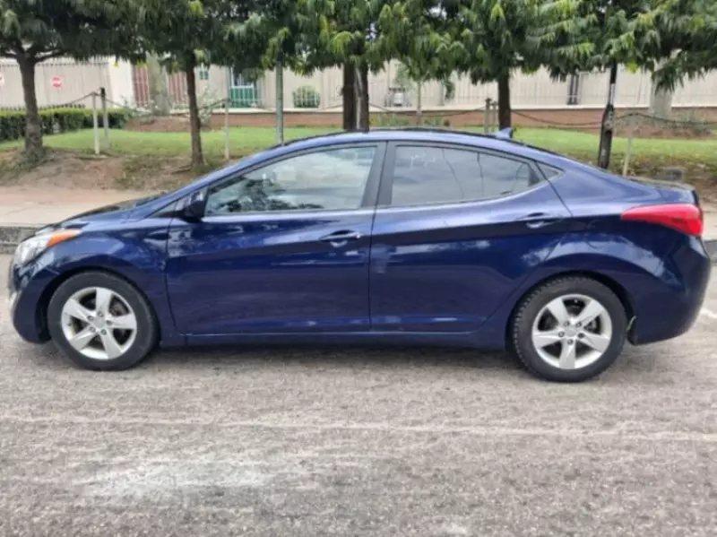 Hyundai Elantra   - 2011