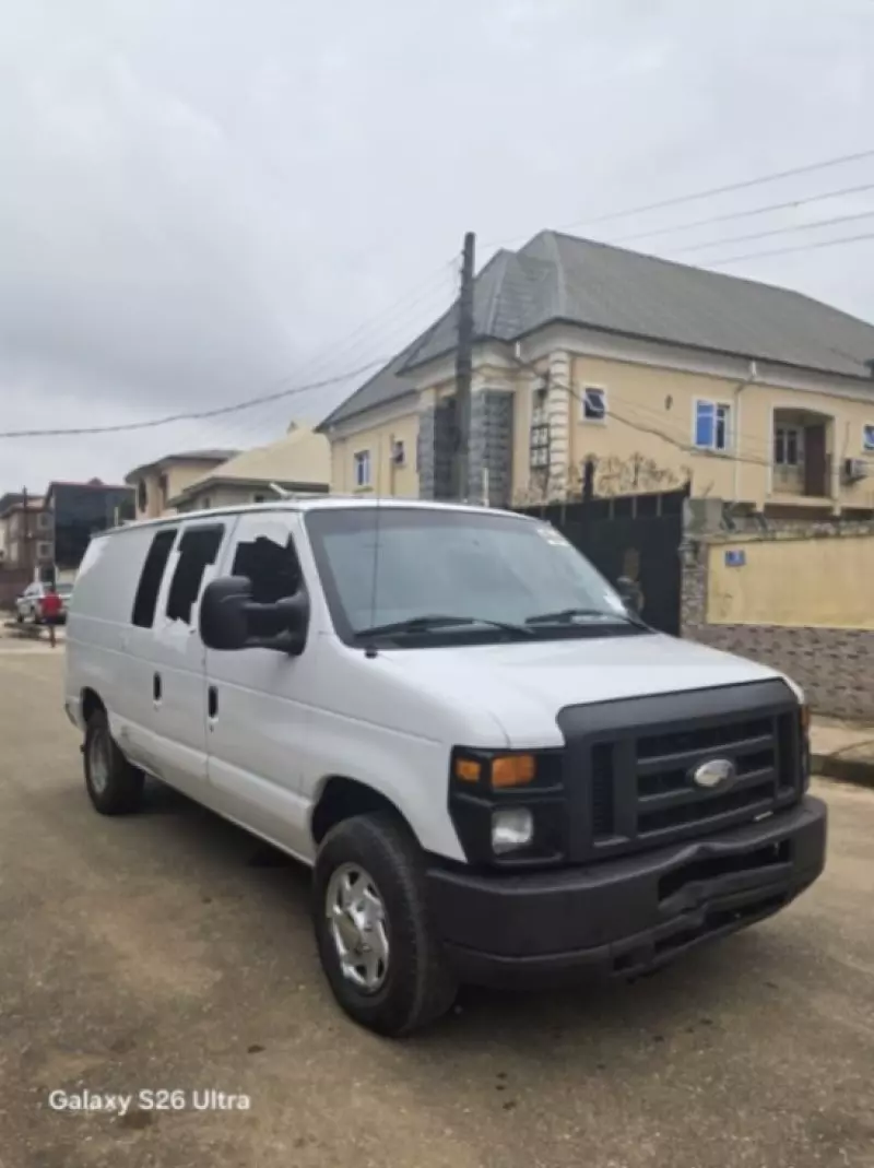 Ford E 150   - 2014