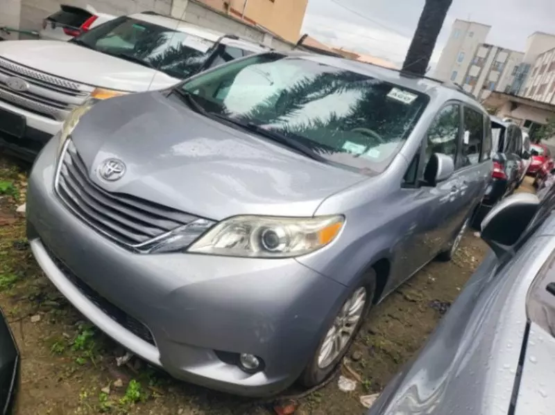 TOYOTA Sienna   - 2013