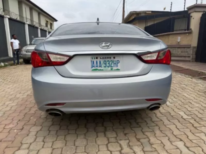 Hyundai Sonata   - 2011