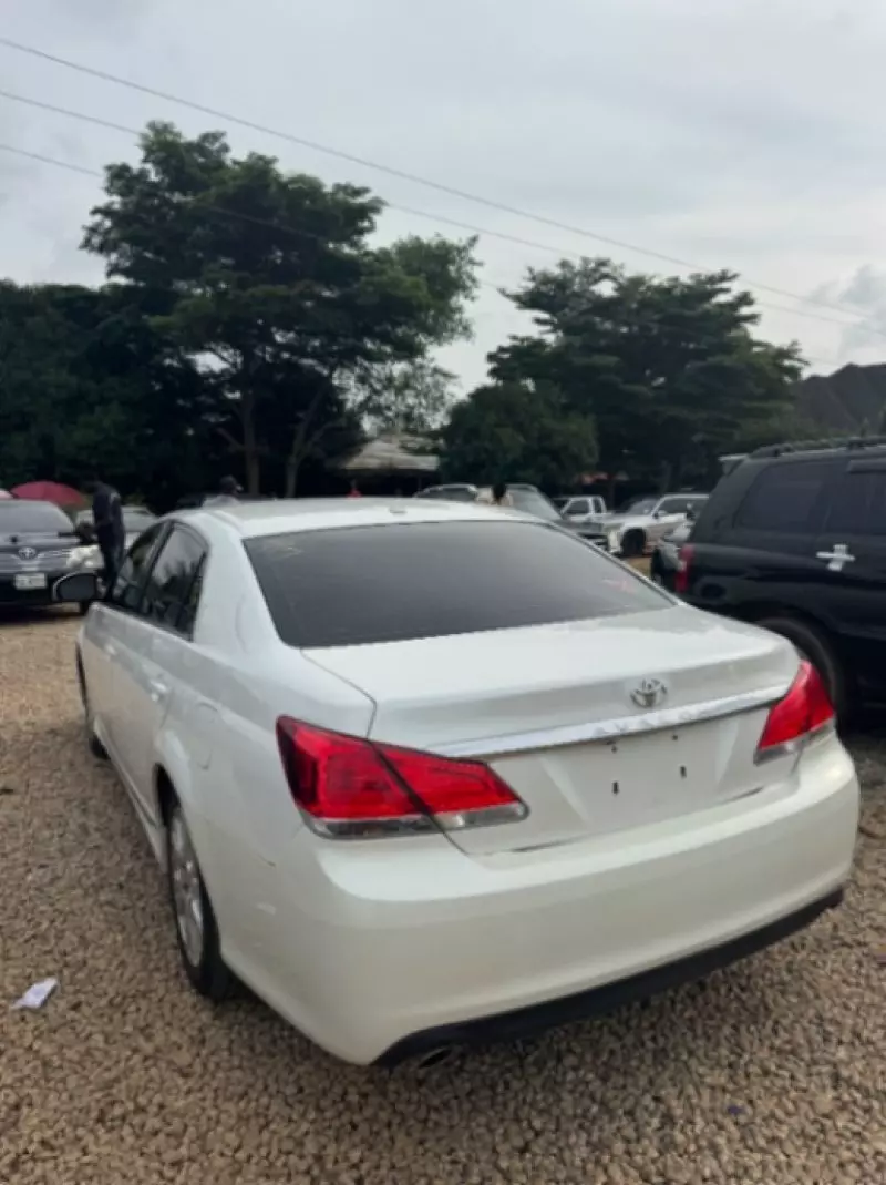TOYOTA Avalon - 2012