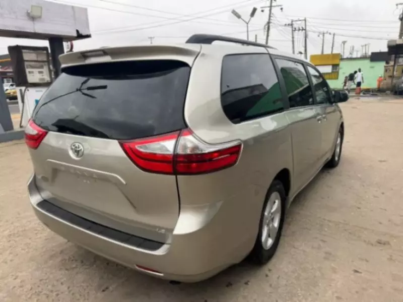 Toyota Sienna   - 2015