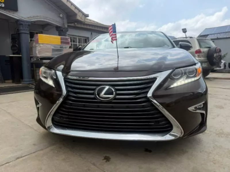 Lexus ES   - 2016